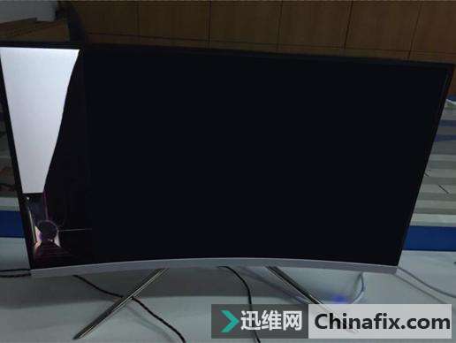 千万别捏它，超薄显示器的正确搬运方式