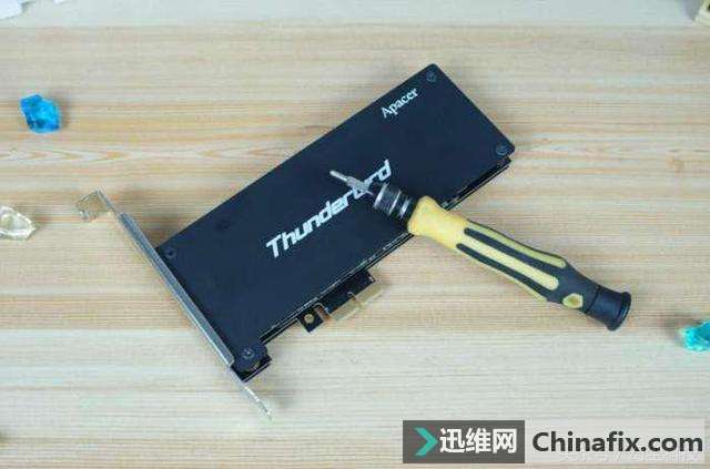 几年前PCI-E接口的固态硬盘是什么样的？拆开来看看