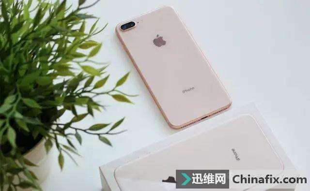 iPhone8 零售版取消背部文字标识，太清爽