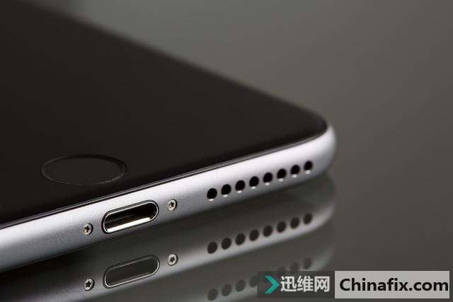 手机充电口为什么在下方？