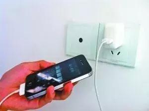 手机如何正确充电？先插手机还是先插电源？