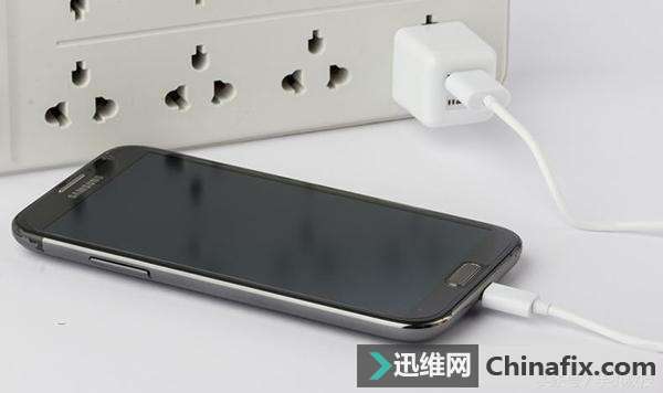 手机充电边充边玩，是电池还是充电器供电？