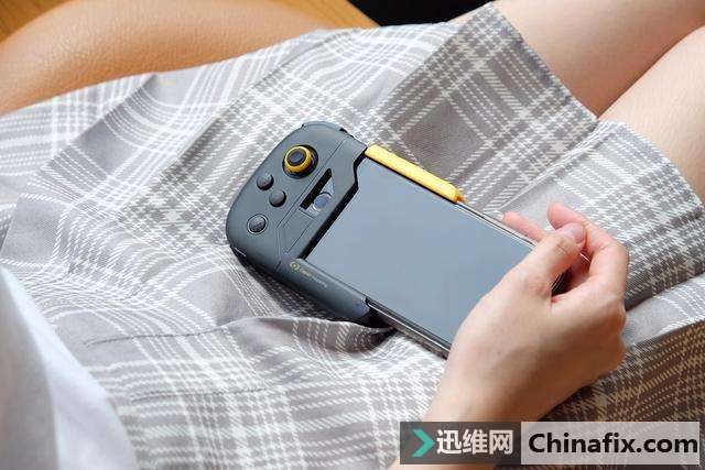 支持即插即用+20小时电池续航，史上最强iPhone游戏手柄
