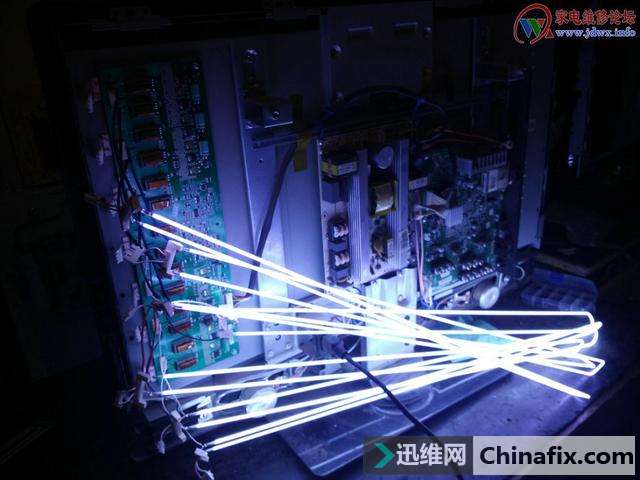 海信TLM32E58背光自动亮灭检修思路