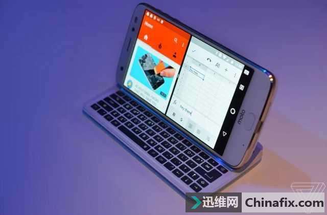 CES2018大展上摩托罗拉全键盘Moto Mod亮相，秒变滑盖机