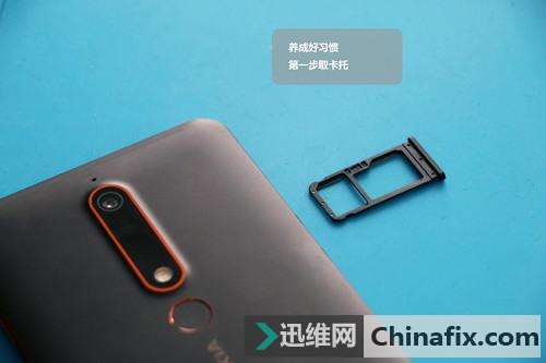 支持砸核桃的手机：诺基亚6二代拆解
