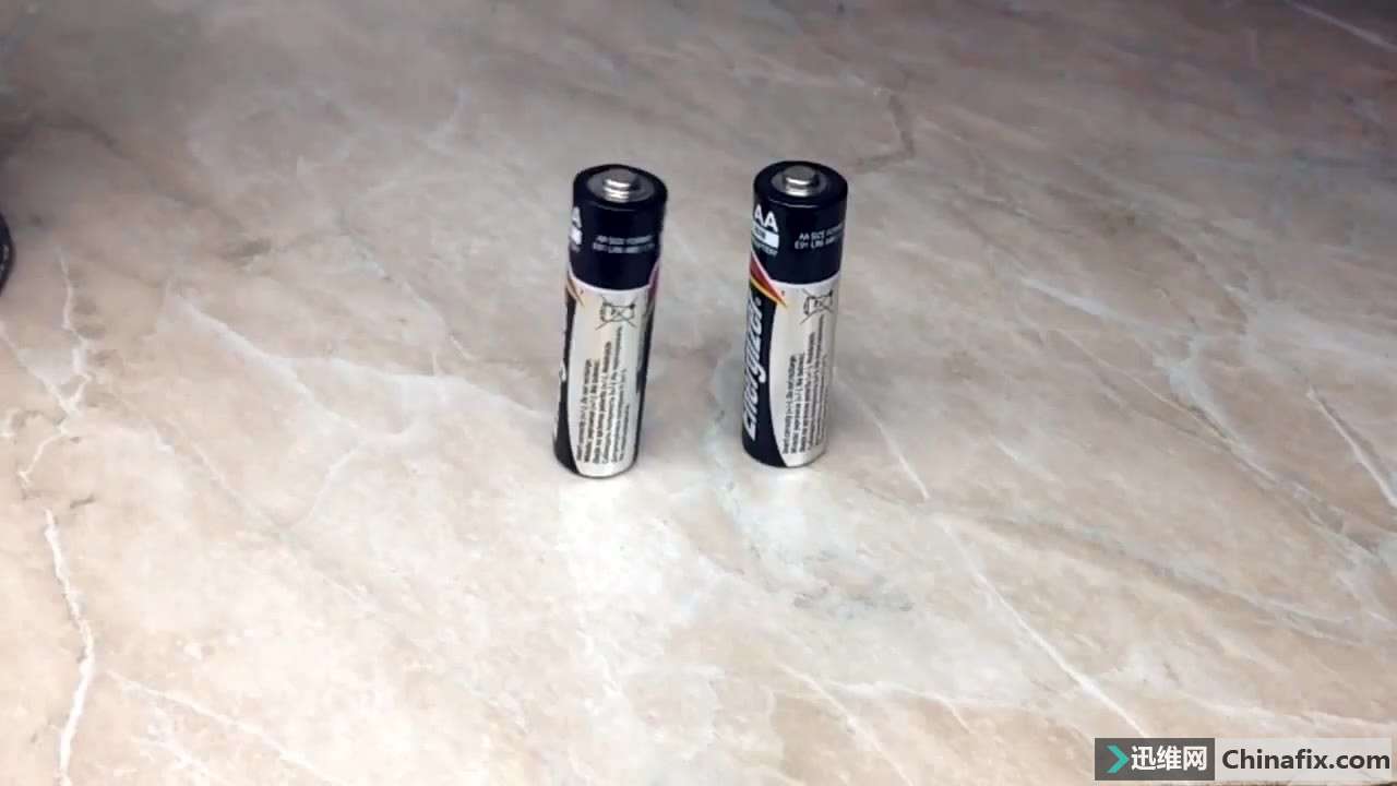 怎样徒手测电池有没有电？