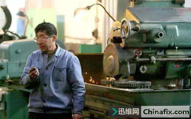 工厂老师傅教出徒弟后欲辞职，深夜收到徒弟错发的信息，他泪掉了