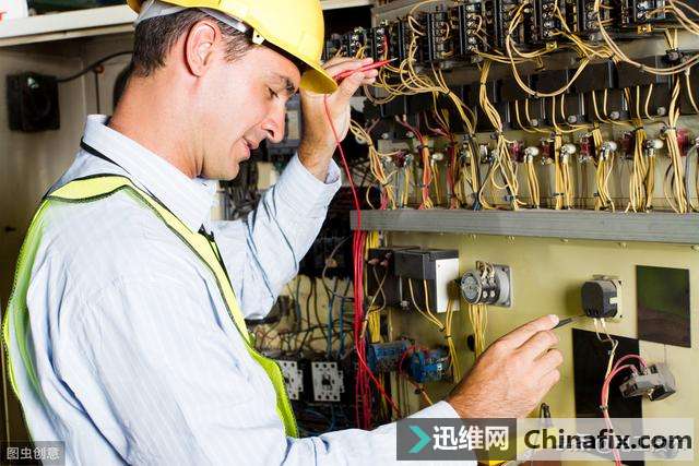 工厂老电工被老板安排带徒弟三个月出师，看到工资条老师傅辞职