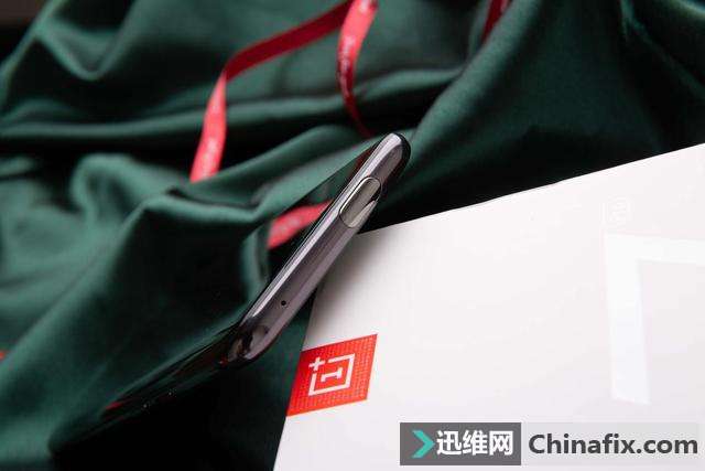 关于OnePlus7 Pro的屏幕，这位用户的比喻最形象