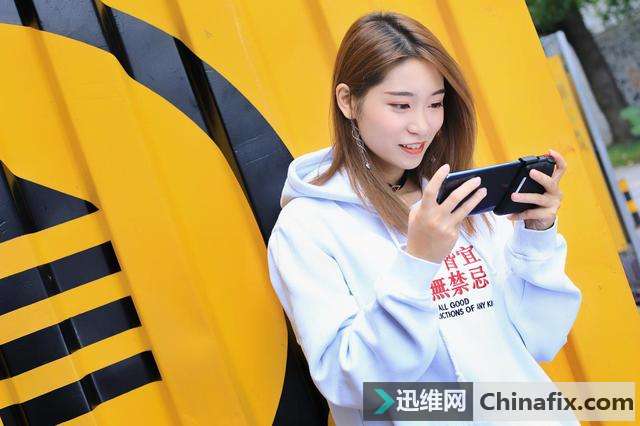 妹子天天吃鸡，皆因北通G1手柄能一键十射