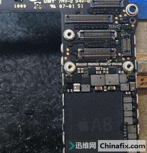 牛人在iPhone6 cpu表面飞了一根比头发还细的线修复cpu