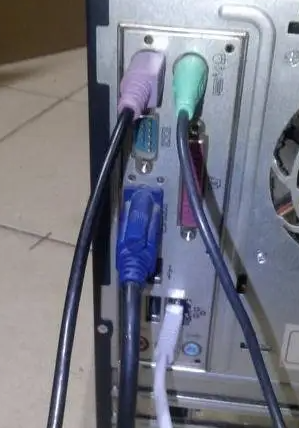 一开机电脑黑屏是如何维修