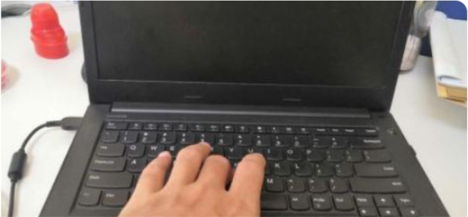 联想笔记本电源键亮但黑屏怎么维修