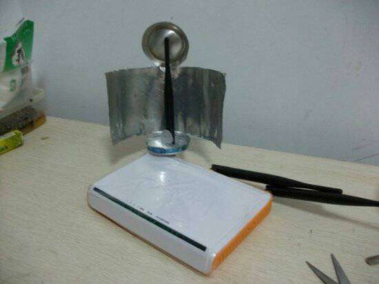 易拉罐套在路由器上(4个柱路由器易拉罐怎么增强wifi信号)