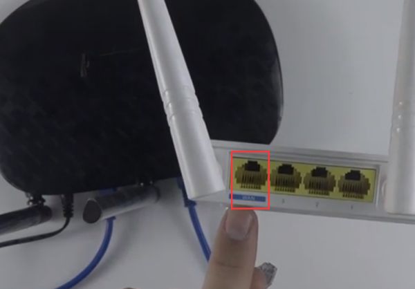 同一网络上两个路由器怎么连(两个路由器怎么连接到同一个网络上)