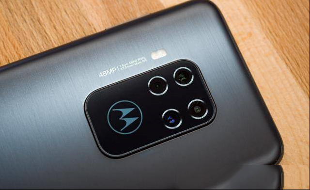 摩托罗拉OneZoom手机评测：中端价位的10倍变焦，你喜欢吗？