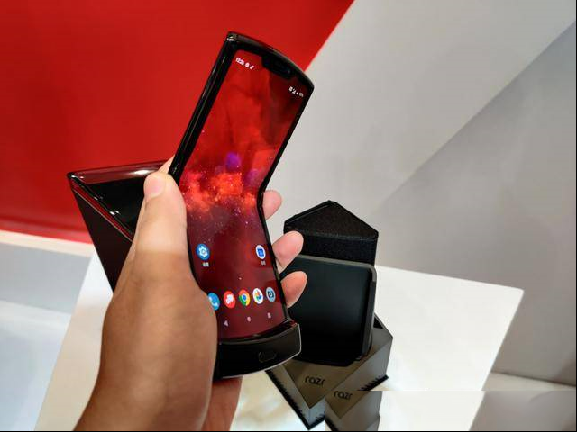 联想展示折叠手机和笔记本电脑，以及全球首款5G电脑