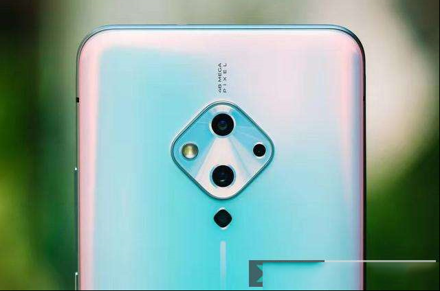 “坤坤”代言，vivo S5对比隔壁输了性价但赢了牌面