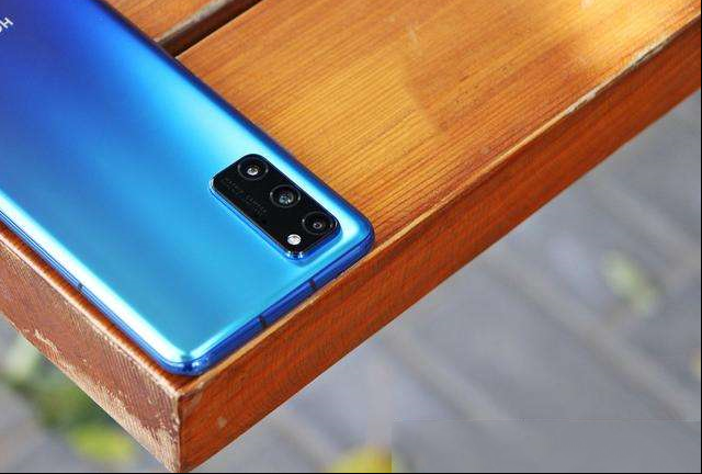 vivo新机特色浴霸被指“抄袭”坚果Pro3？网友：都抄苹果