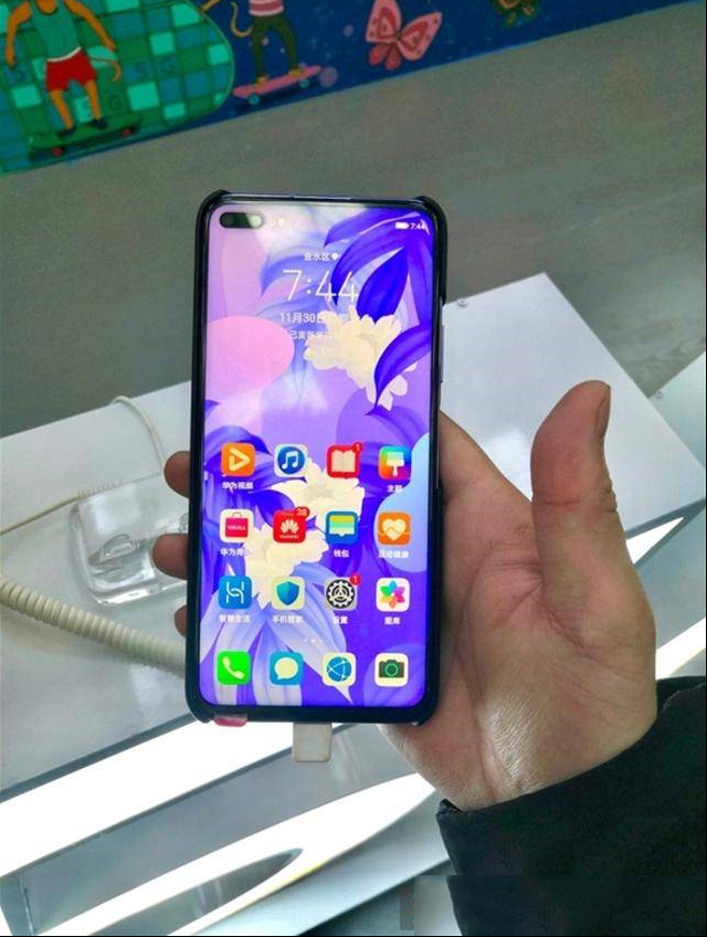 华为nova6真机曝光前置挖孔双摄+侧边指纹