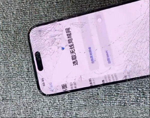 买了保价却遭拒赔付：iPhone在快递运输途中损坏，更换一块屏幕总成需要多少钱？