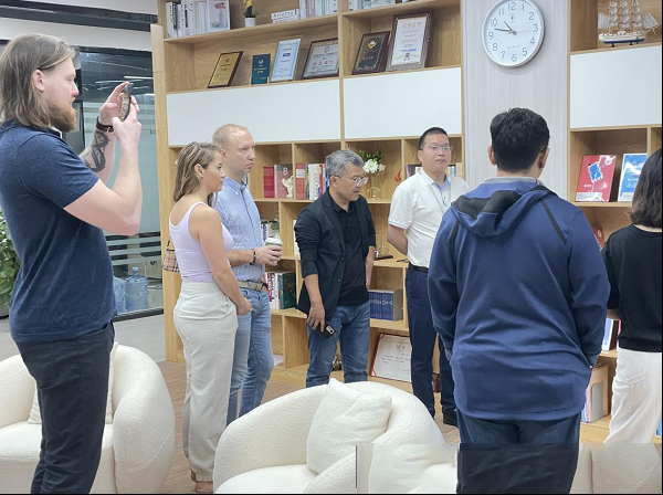 东盟合作伙伴赴迅维科技洽谈，推动数码产品翻新项目落地实施