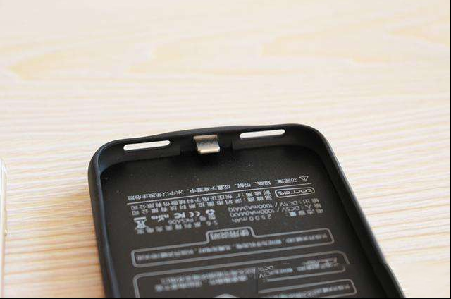 简测评：天冷电池不耐用？试试这款iPhone 充电背夹充电宝