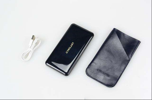 C+L+A三口双面盲插，高颜值台电Slim S10移动电源测评