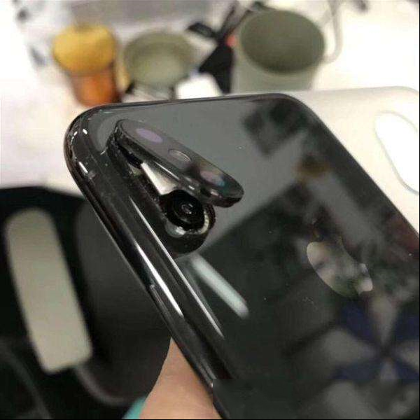 iPhone X后置摄像头脱落：维修费抵半个手机
