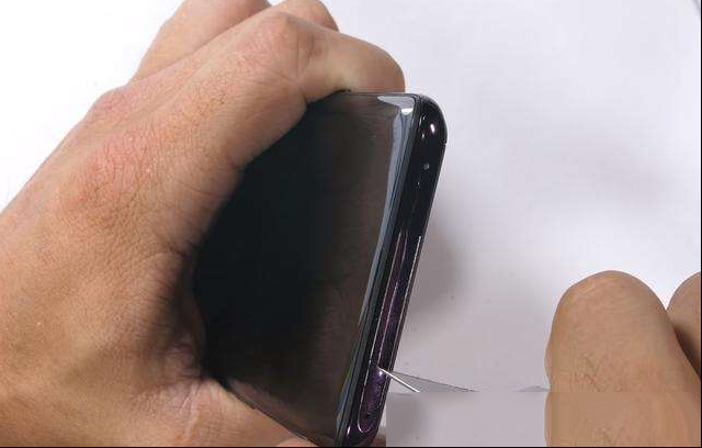 土豪败家受虐测试：OPPO Find X稍微用力一折就碎