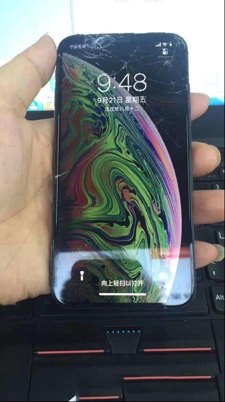 iPhone XS全球首碎：官方维修价曝光，网友：买得起修不起