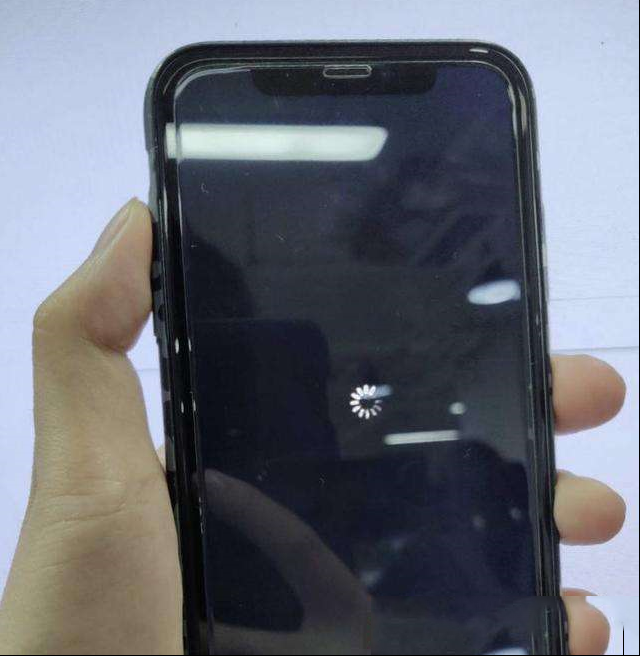 iPhone XR黑屏转圈离奇BUG曝光：高几率中标