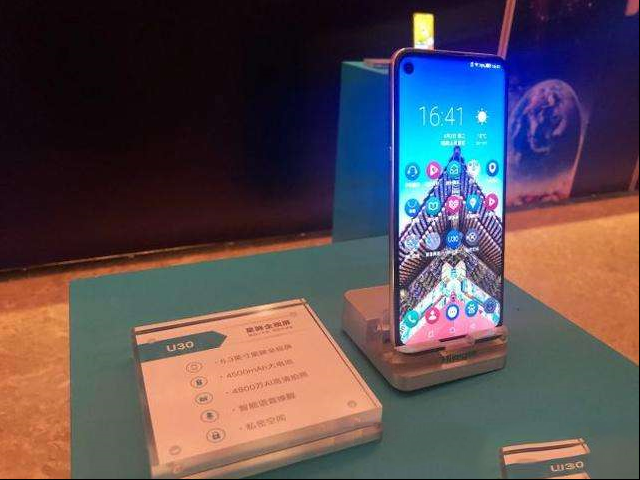 海信手机电池续航怪兽三箭齐发 “8000mAh”大电池打破电池续航极限