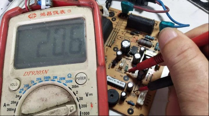 美的C21-RK2102电磁炉报警不加热维修思路