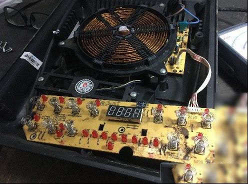 美的C21-RT2102电磁炉无法开机的故障检修
