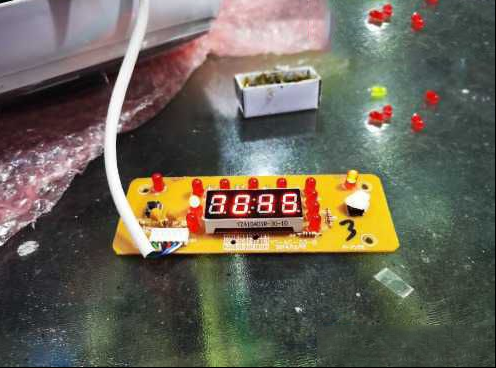 杂牌电饭煲通电显示屏指示灯呈流水循环的检修