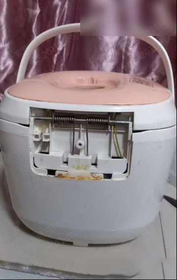 苏泊尔CFXB30FD19A-60电饭煲所有灯闪烁的检修思路