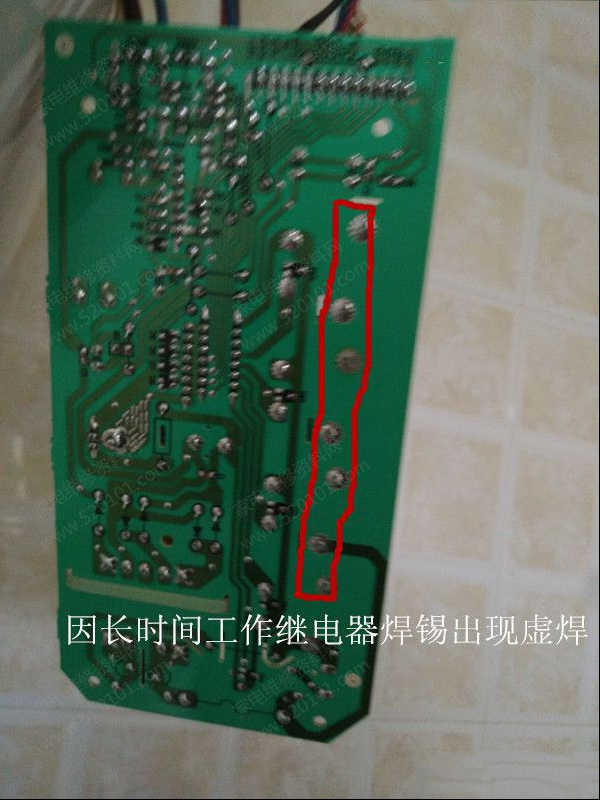 美的储水式电热水器继电器虚焊通病导致显示屏不显示