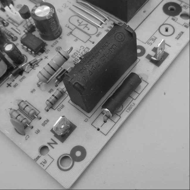 美的C20-SH2040B电磁炉不加热有滴滴声的维修