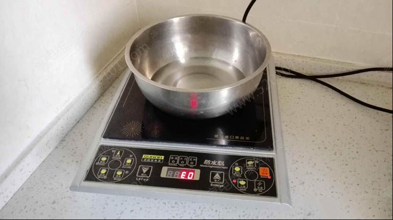 苏泊尔电磁炉显示E0代码的检修思路