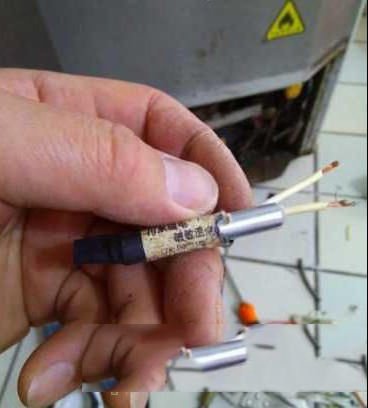 冰箱里面的磁敏温度开关作用