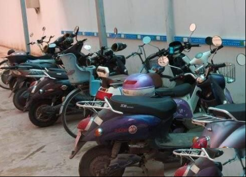 电动车充电10个小时仍红灯哪种故障