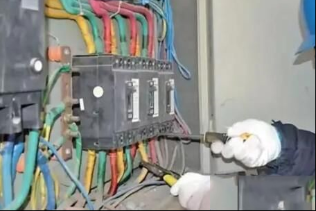 在配电箱厂上班怎么才能提高收入