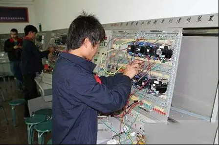 报考电工证的过程有哪些，电工证究竟要怎么考