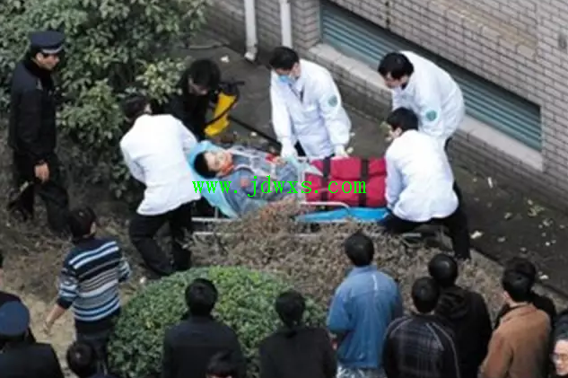 为什么安装人员系着安全带还从楼上“掉”下去呢？